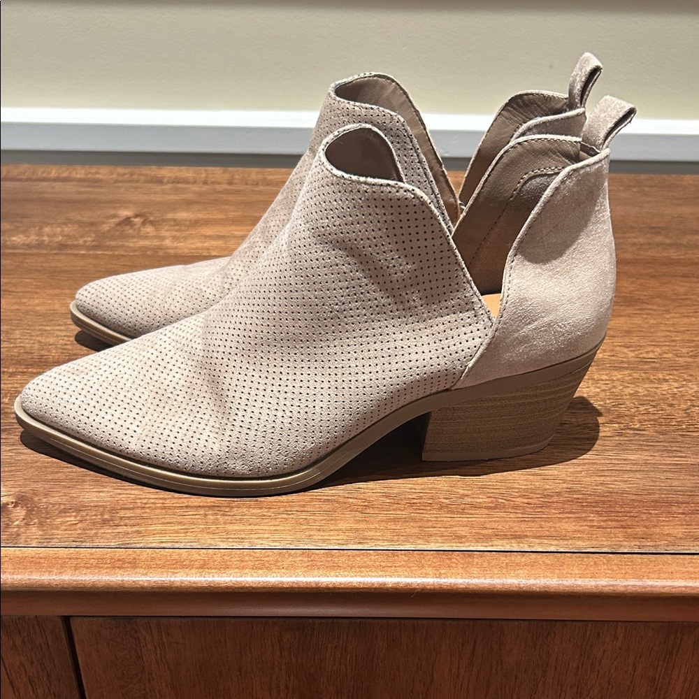 Universal Thread Light Beige Perforated Ankle Boo… - image 2